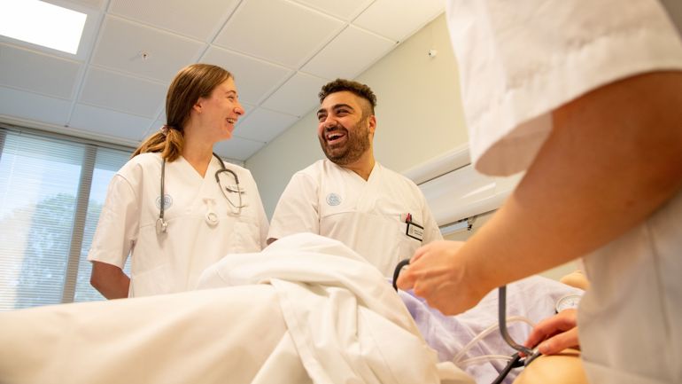 Student sykepleiere smiler og ler sammen