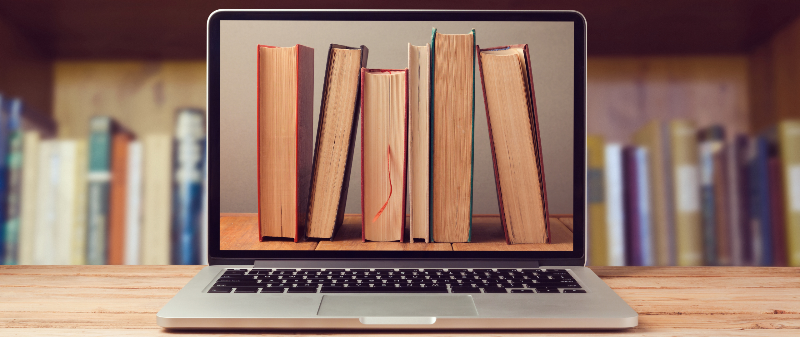 PC-skjerm som viser bilde av mange bøker. Bokhyller i bakgrunnen