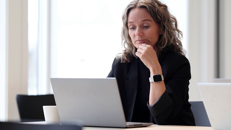 Kvinne som jobber på laptop.