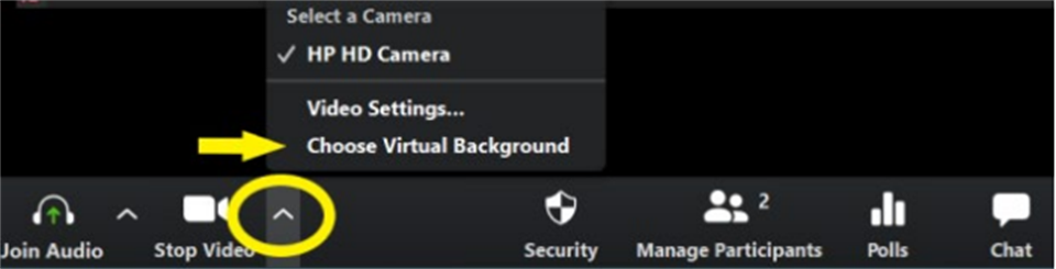 «Choose Virtual Background» er markert med en pil. I tillegg er det satt ring rundt et ^-tegn til høyre for kamera-symbolet.