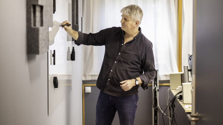 Mann som skriver på whiteboard.