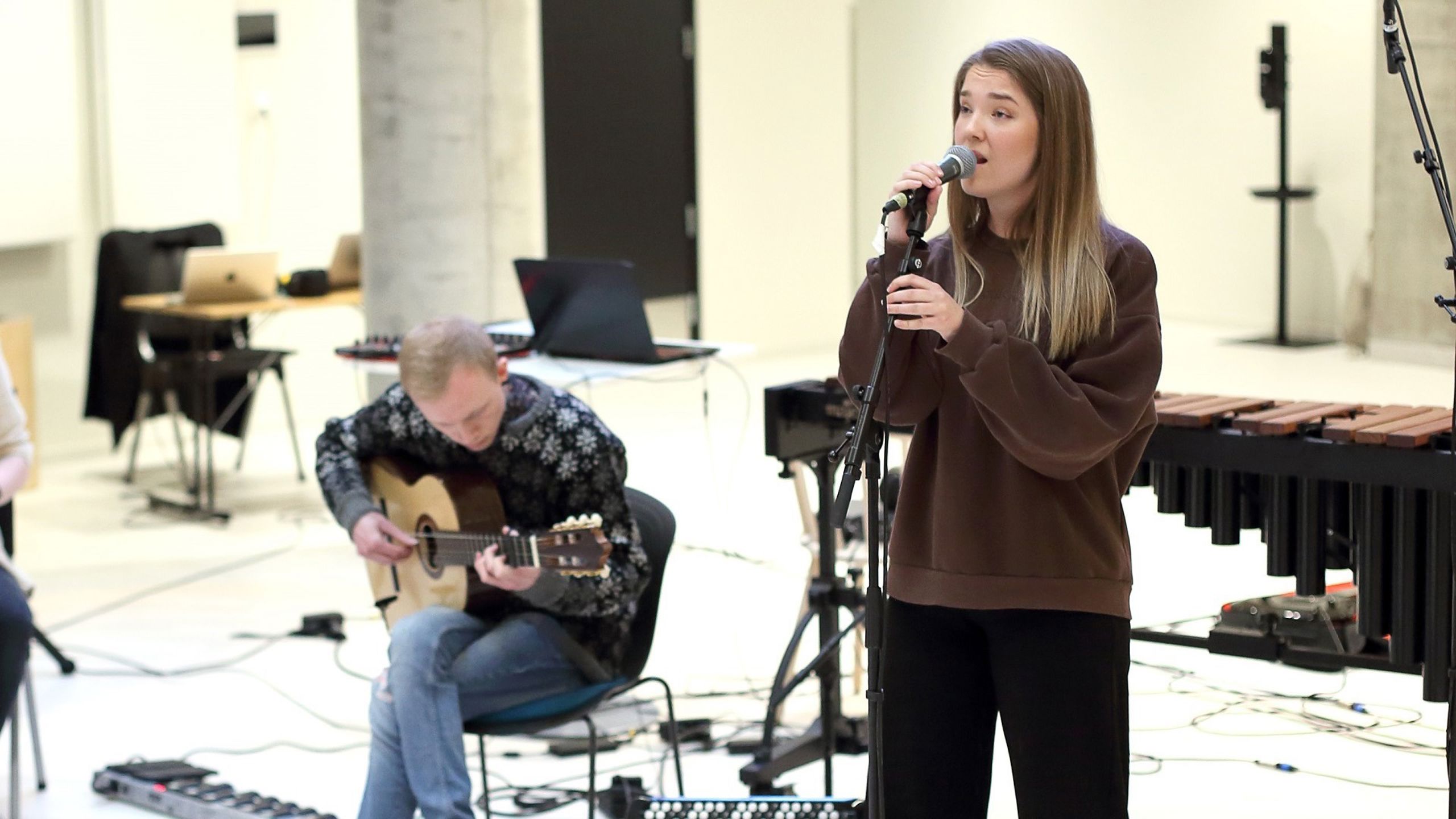 Musikalsk innslag fra student som synger og student som spiller gitar