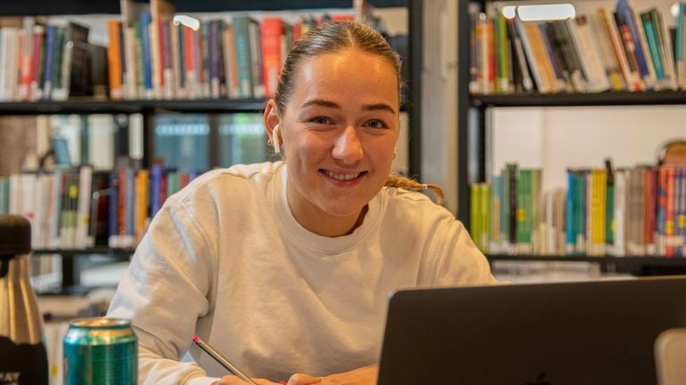 En kvinnelig student som smiler til kamera.