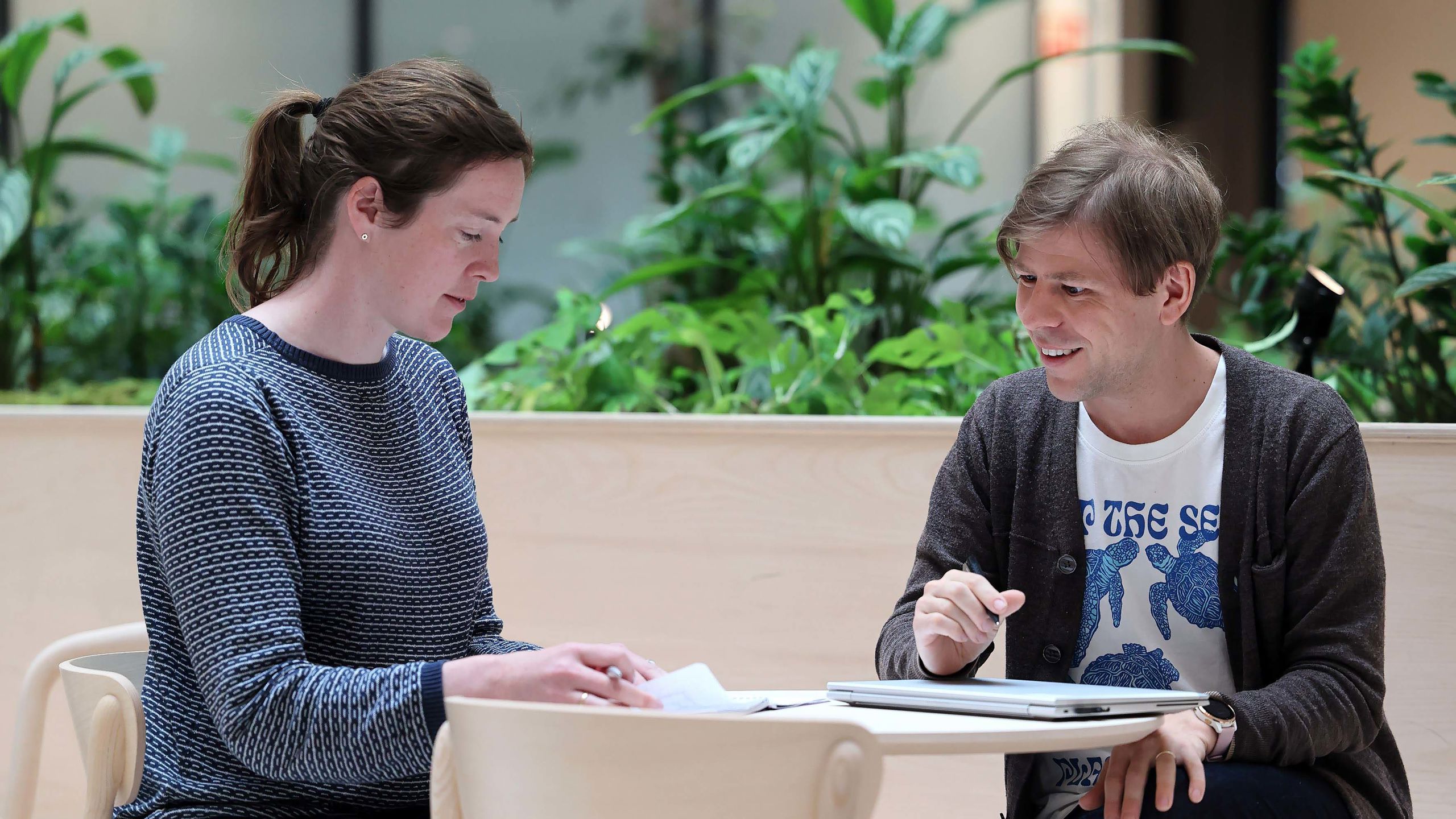 To personer sitter og jobber sammen