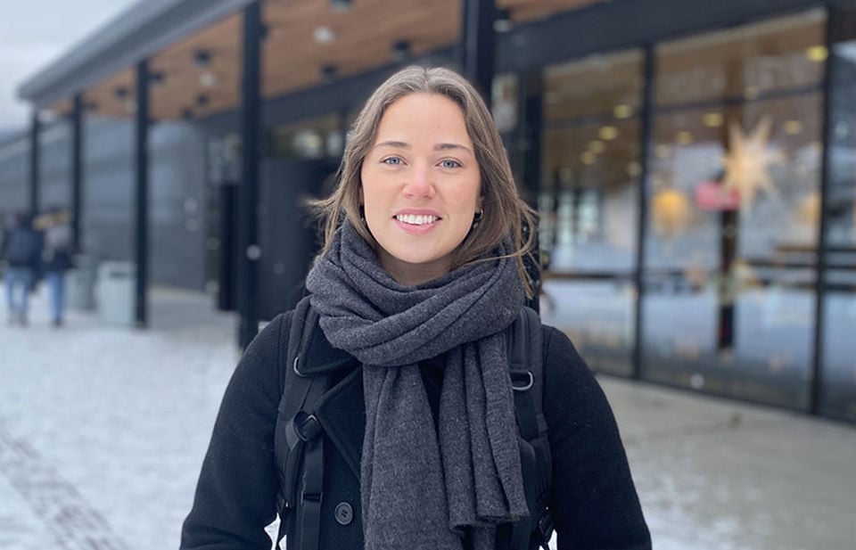 Oda utenfor Høgskolebygget.