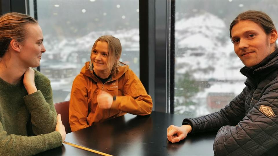 Bilde: Astrid, Maria og Rasmus i kantina på campus Sogndal håpar studentengasjementet vil vokse seg større framover.