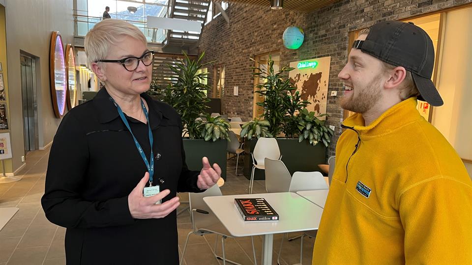 Prorektor for utdanning Anne-Grethe Naustdal og Oskar Brattetaule, førsteårs sjukepleiarstudent på campus Førde, delar tankar kring kva som kan gjere studietida betre.