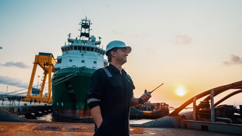 Mann med skip i bakgrunnen.