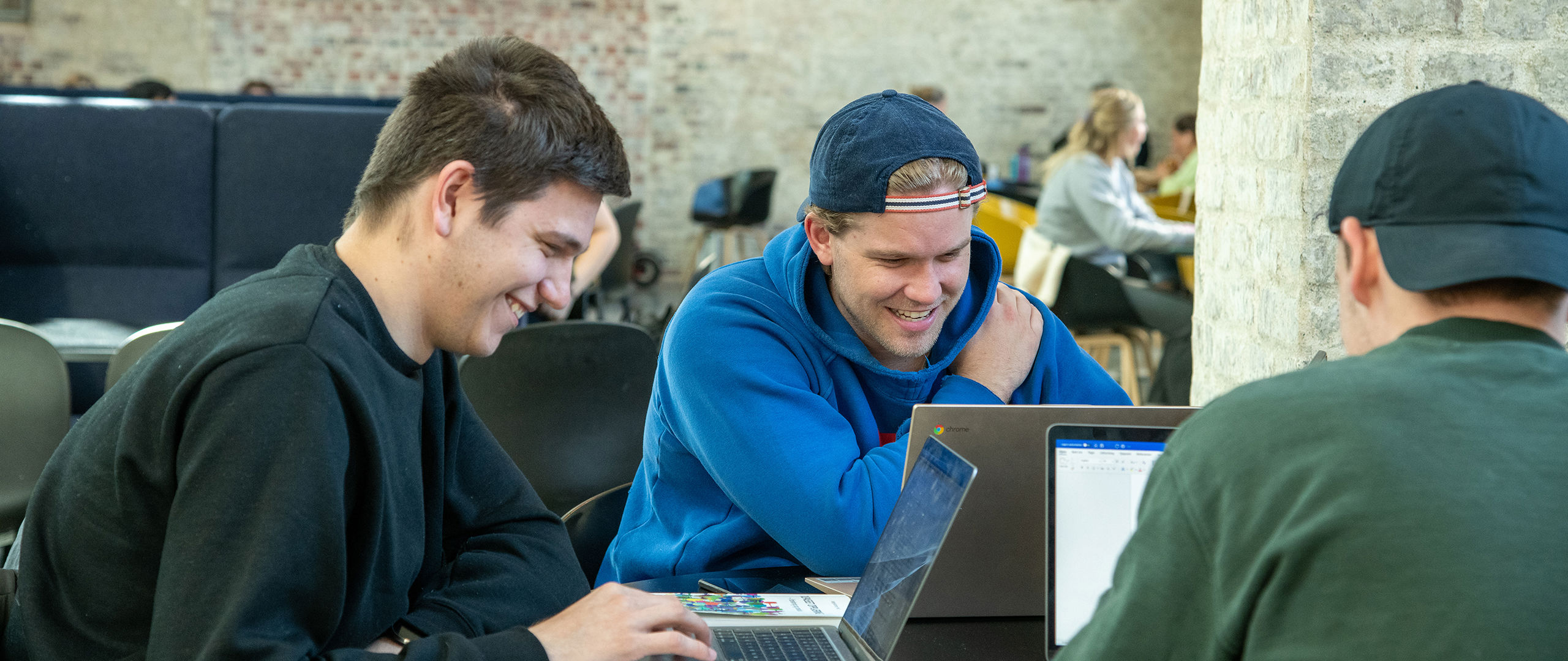 Gruppe med studenter som samarbeider.