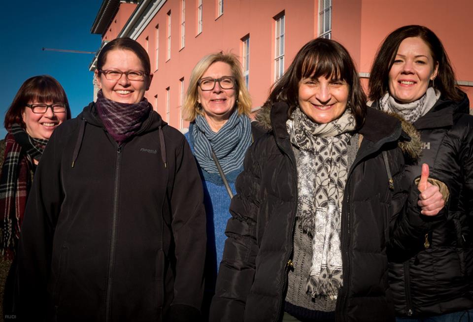 5 HVL-ansatte foran rådhuset i Haugesund