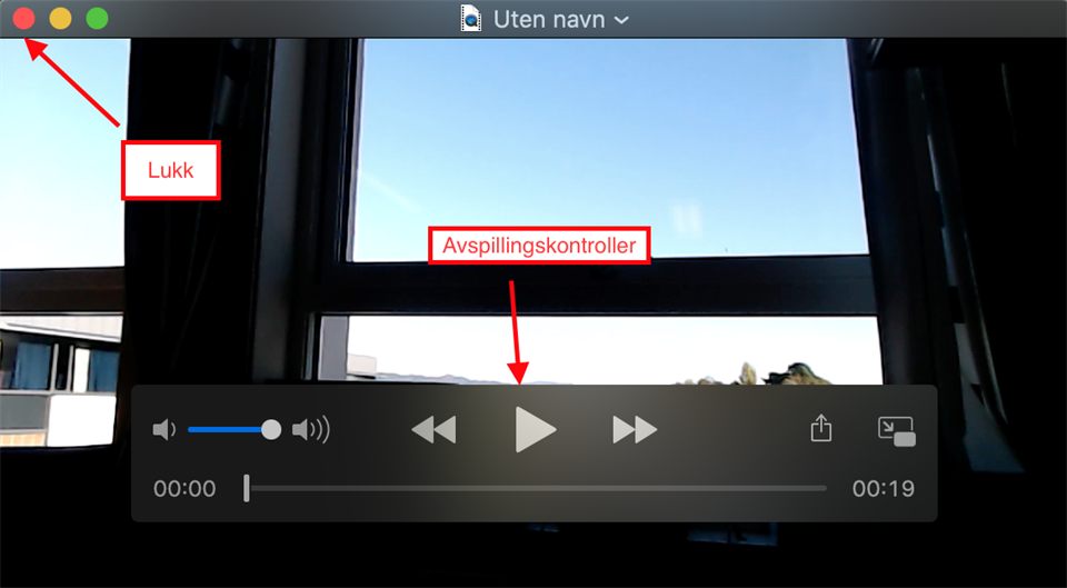 En pil markerer at «Lukk» er en rød sirkel øverst til venstre. En annen pil angir avspillingskontroller nede på skjermen.