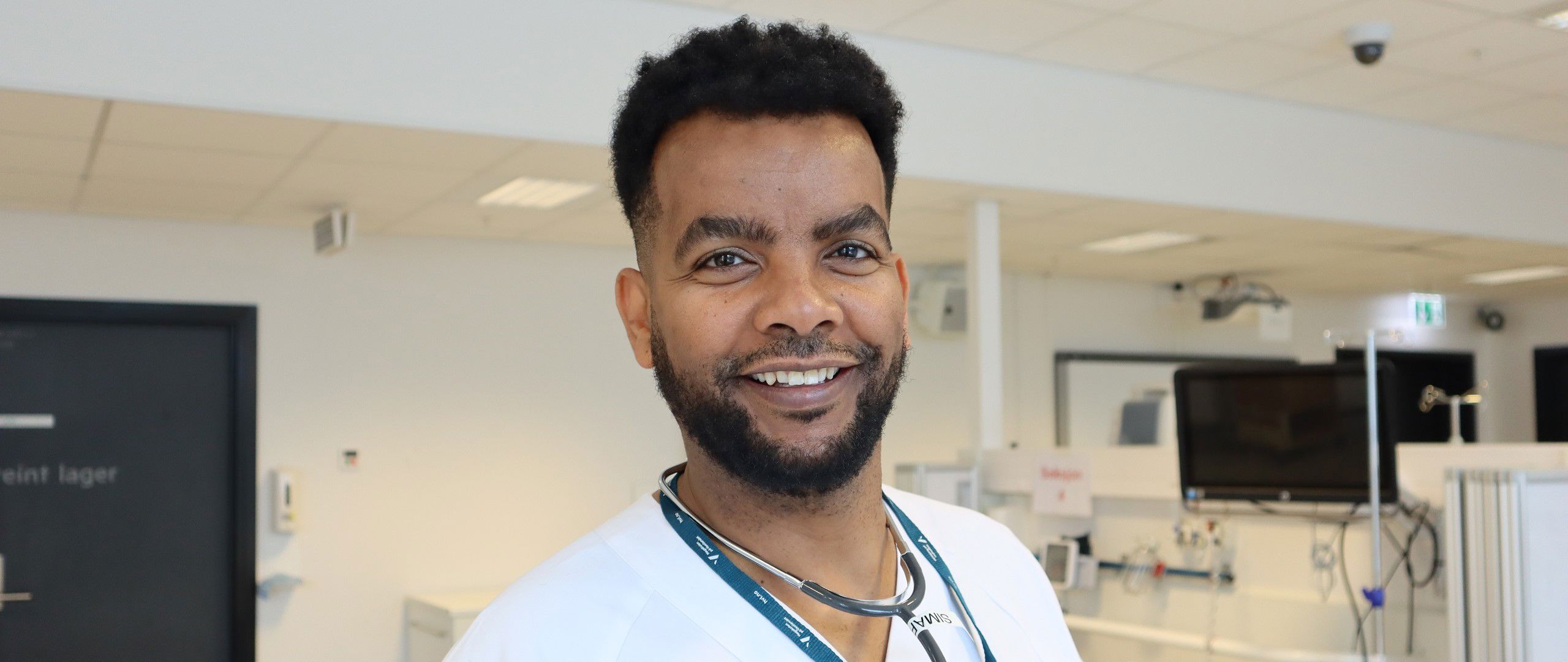 Sjukepleiarstudent Abdu inne i simuleringsarena.