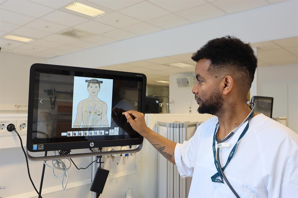 Abdu ser på skjerm i simuleringsarena.