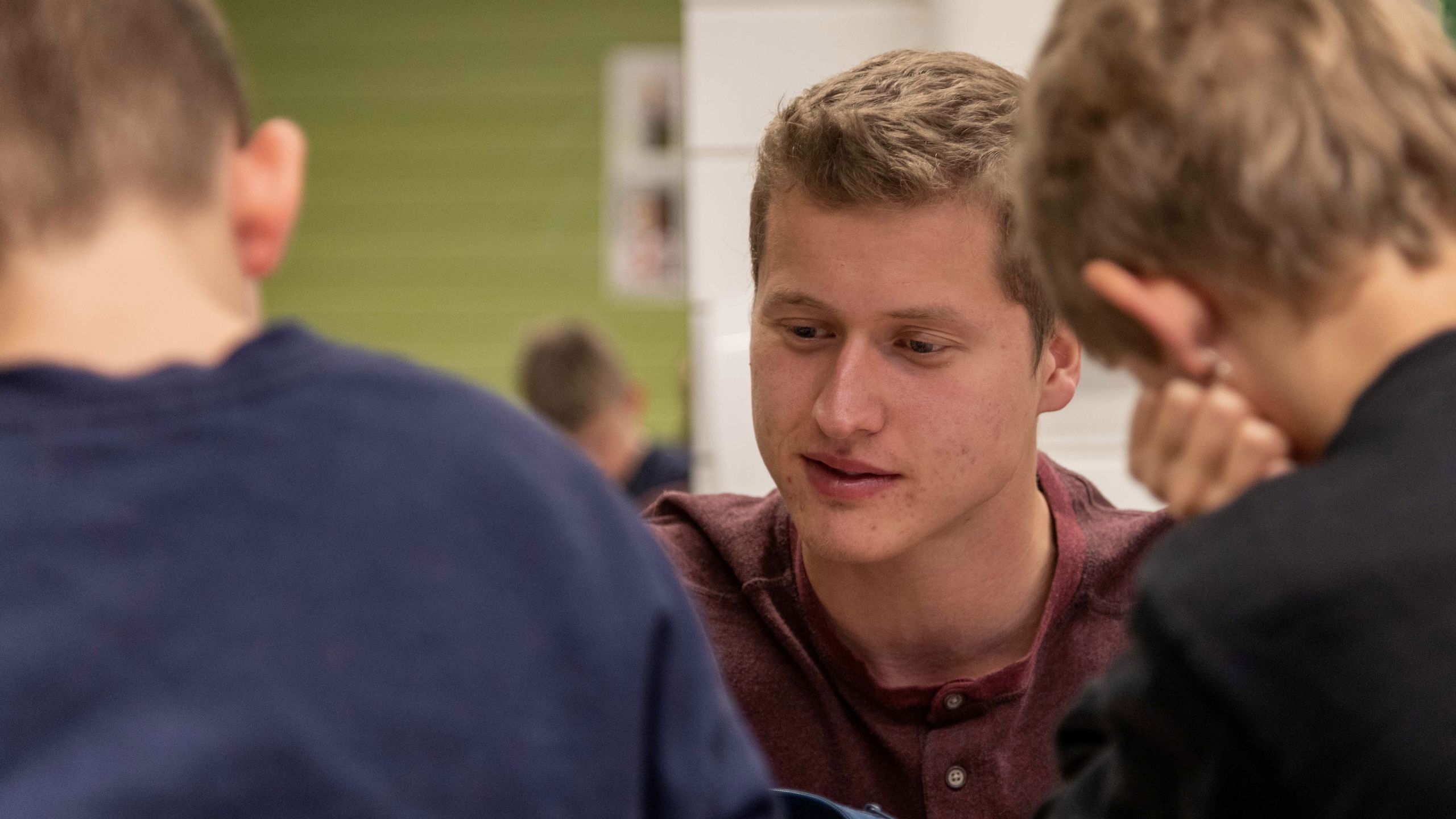 Bilete av mannleg lærar i grunnskulen