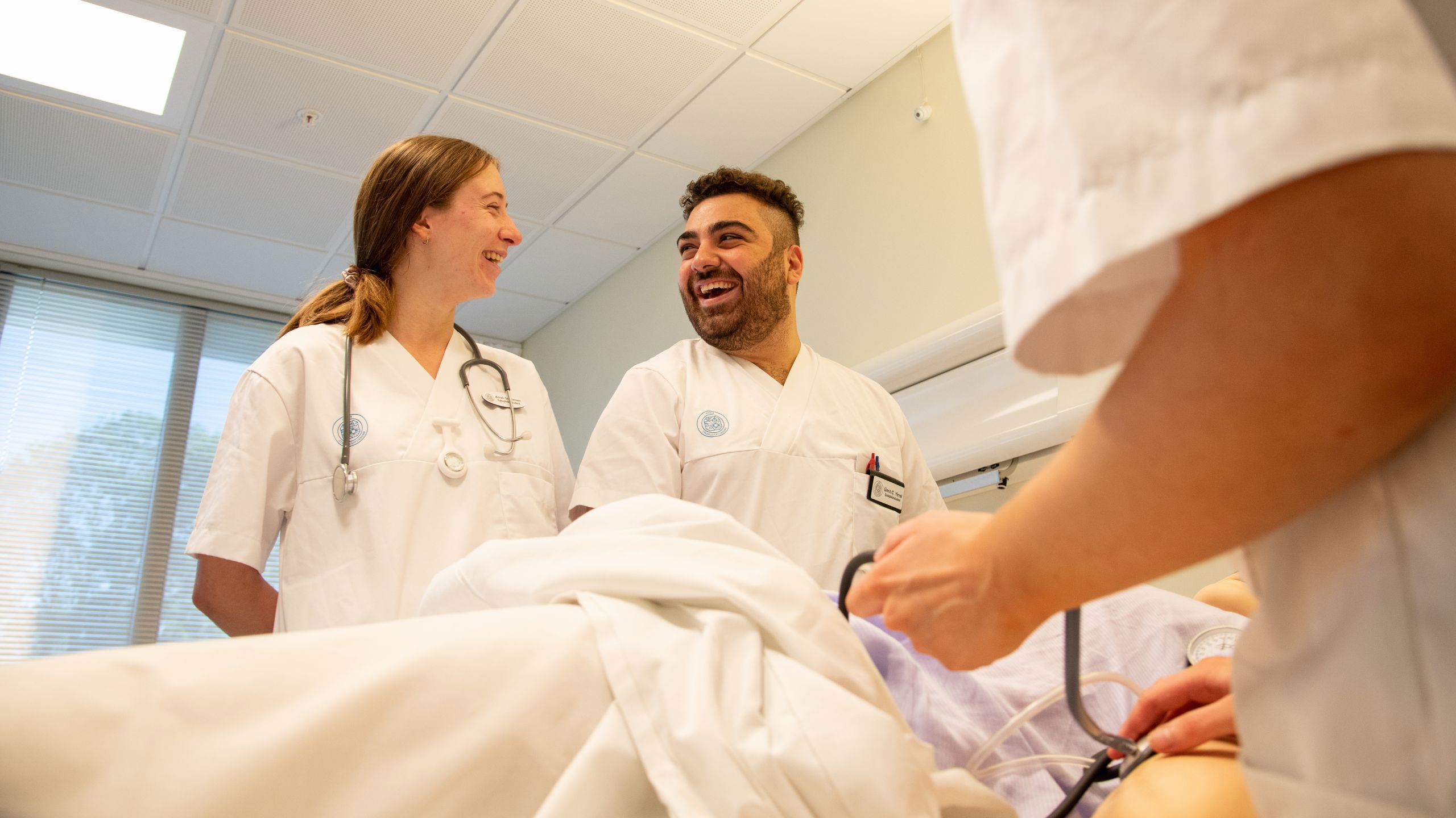 Student sykepleiere smiler og ler sammen