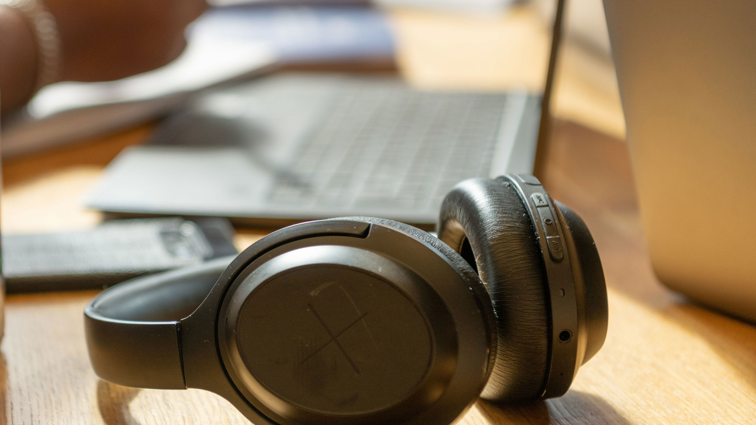 Sort headset som ligger på et bord