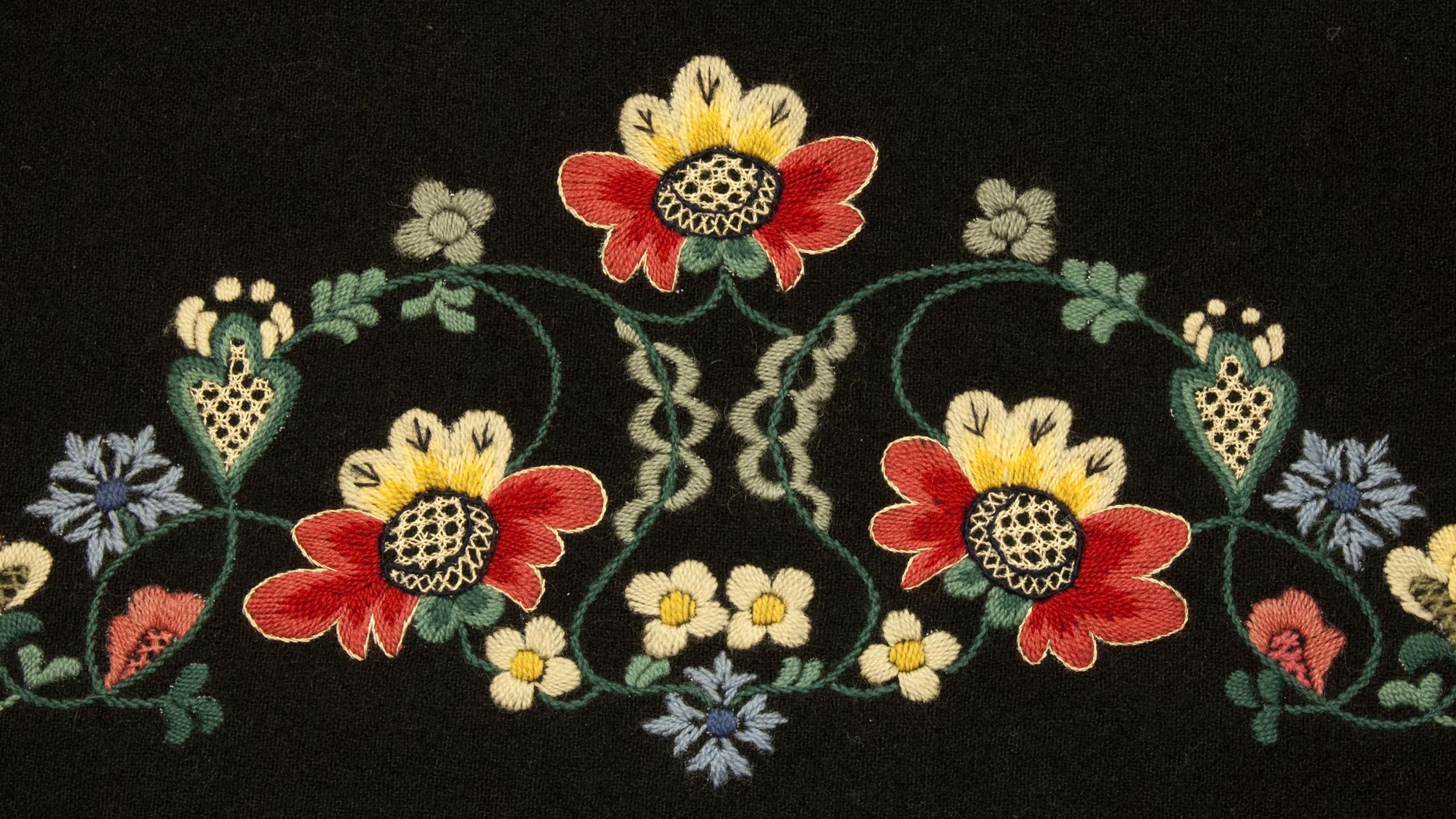 Brodert blomstermønster fra en bunad.