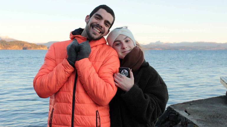 Smilande mann og kvinne ved sjøen på Campus Stord, Rommetveit.