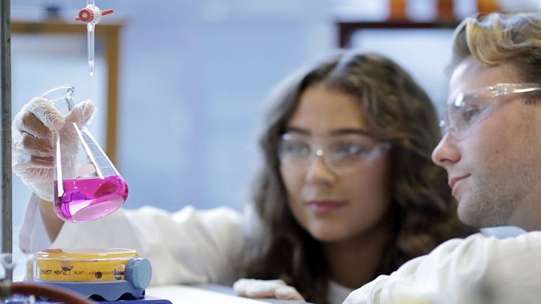 To studenter på en lab.