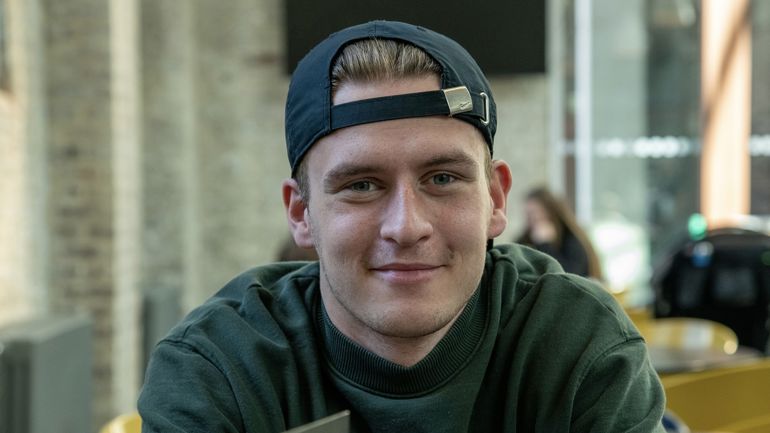 Smilene og ung mannlig student.