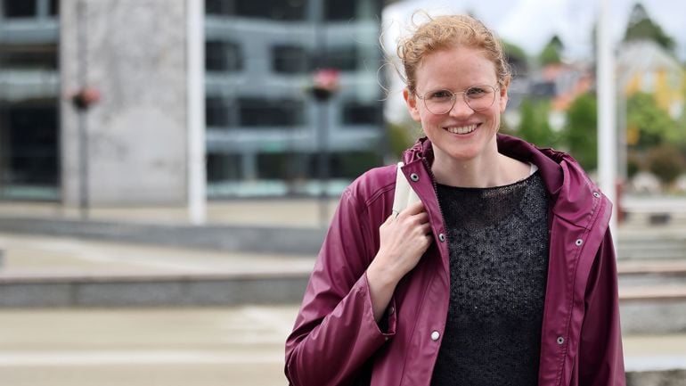 Smilende kvinne som er utendørs