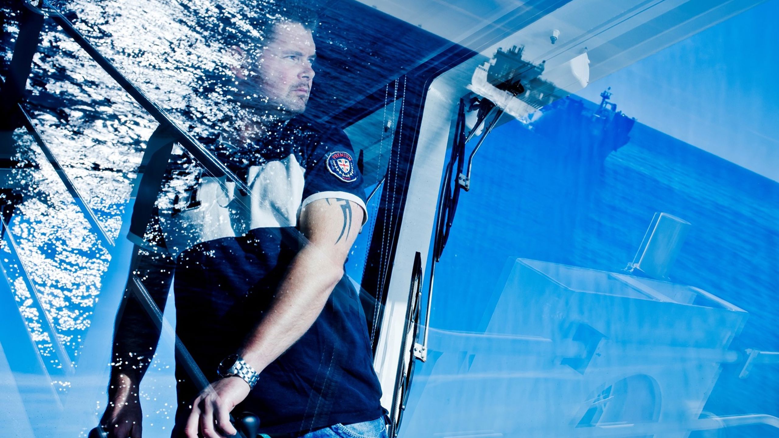 Mann som styrer fartøy