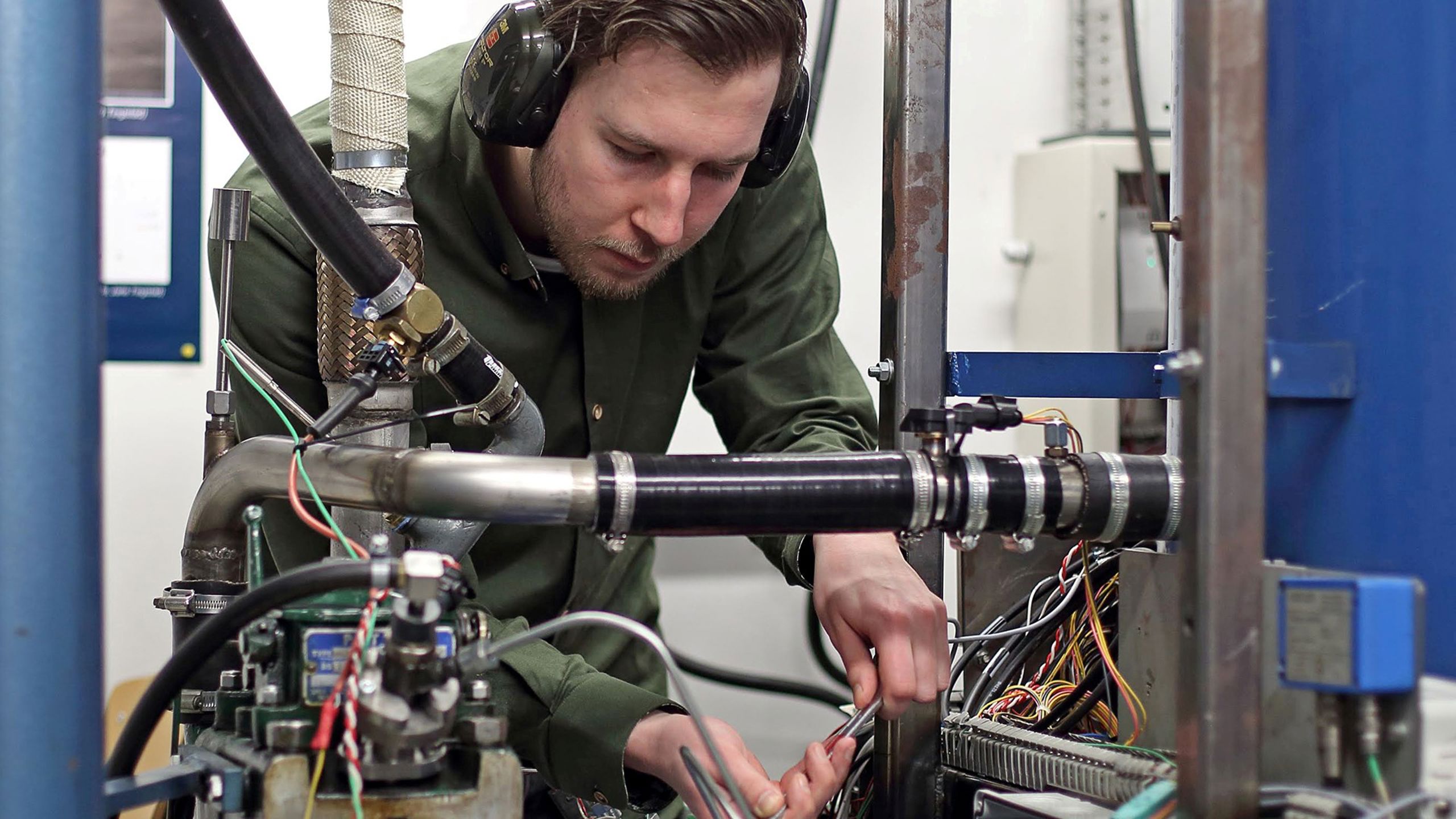 Mann som jobber med maskinteknikk