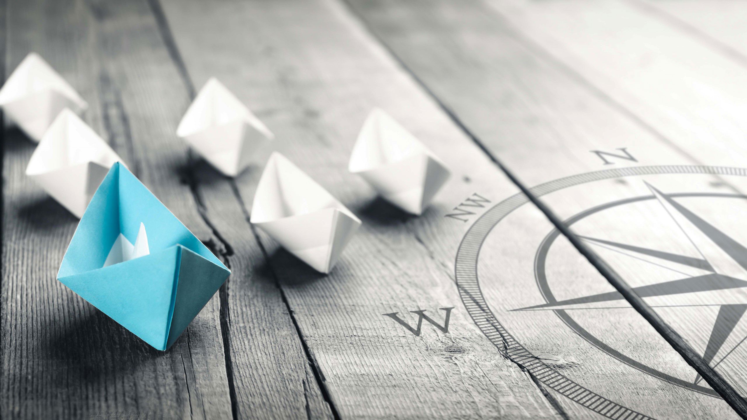 Papirbåter og deler av et kompass