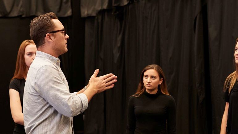 Dramalærer og studenter