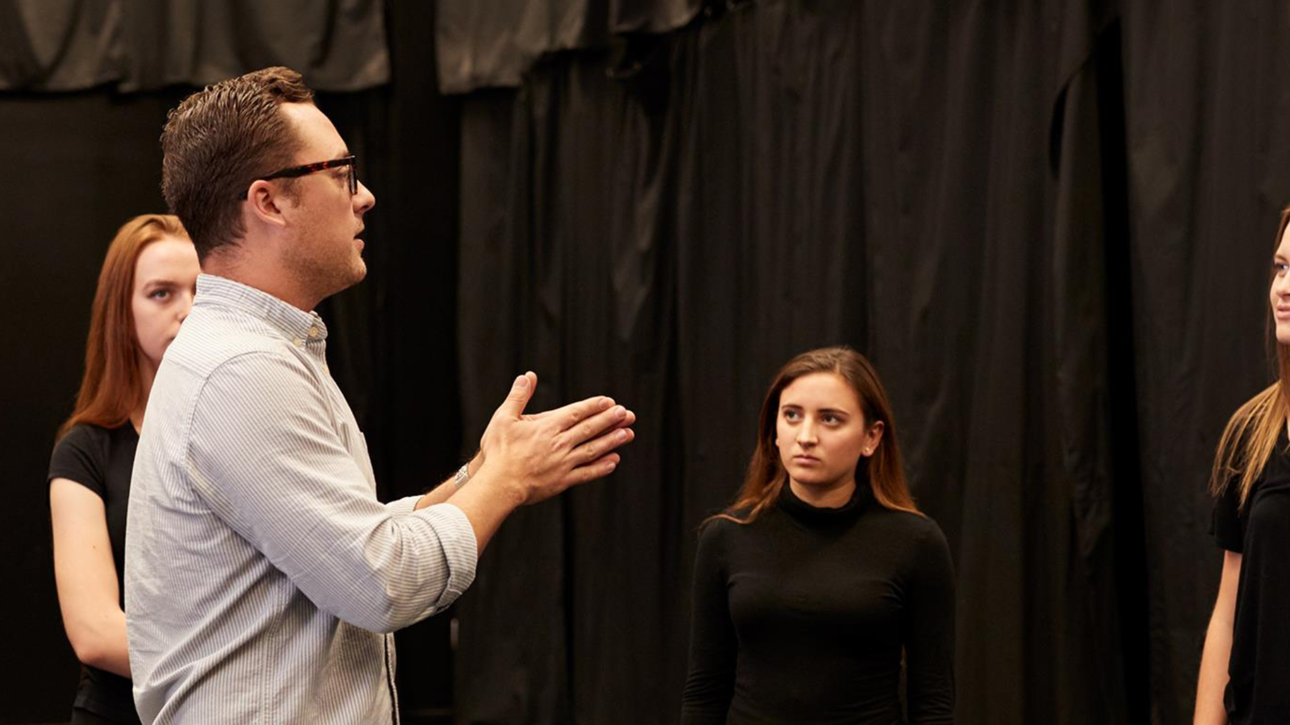 Dramalærer og studenter