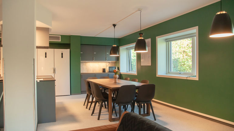 Interiørbilete av eit kjøkken i ein studenthybel på Stord.