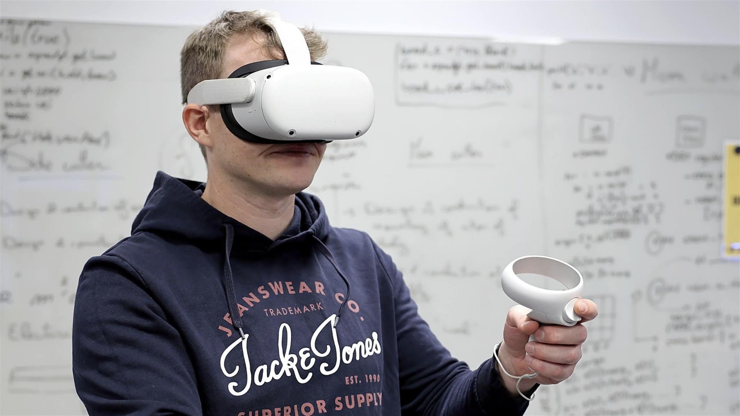 Mann som bruker VR-briller.