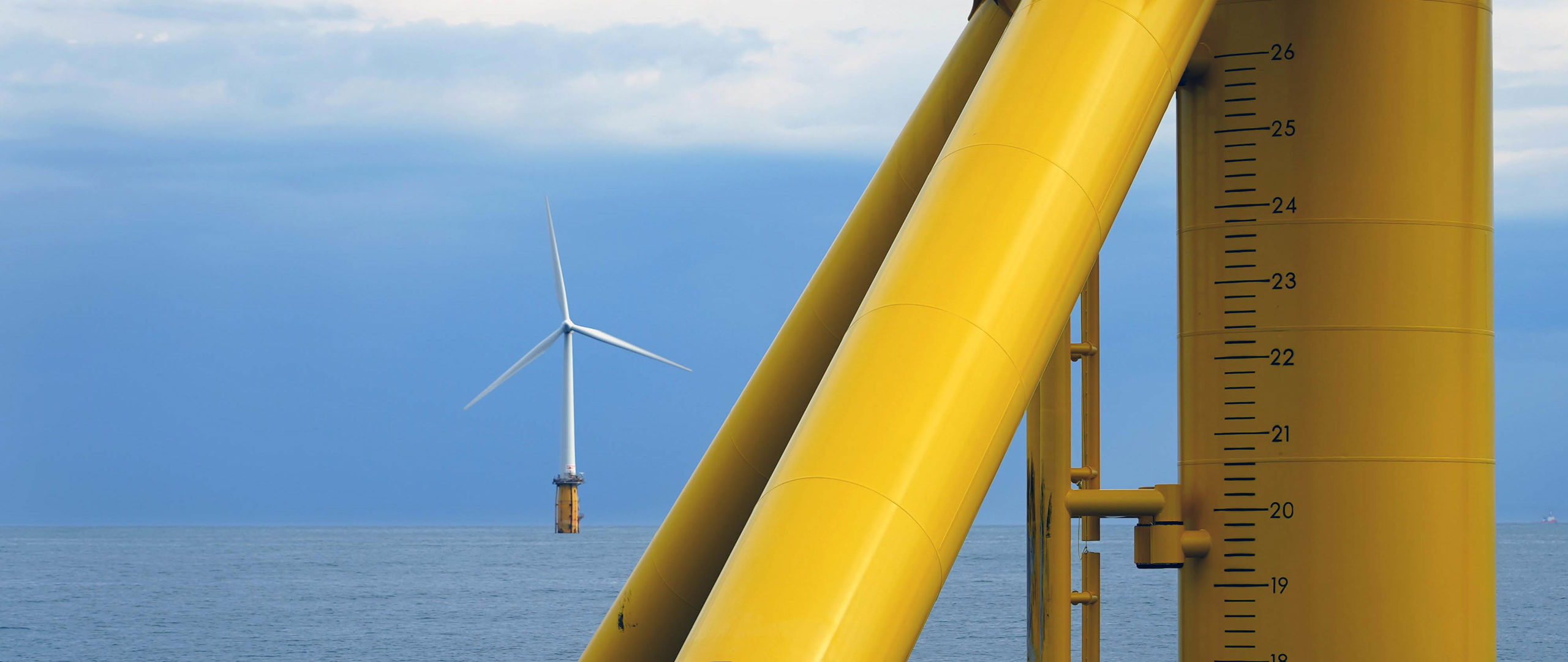 Foto av havvindmølle