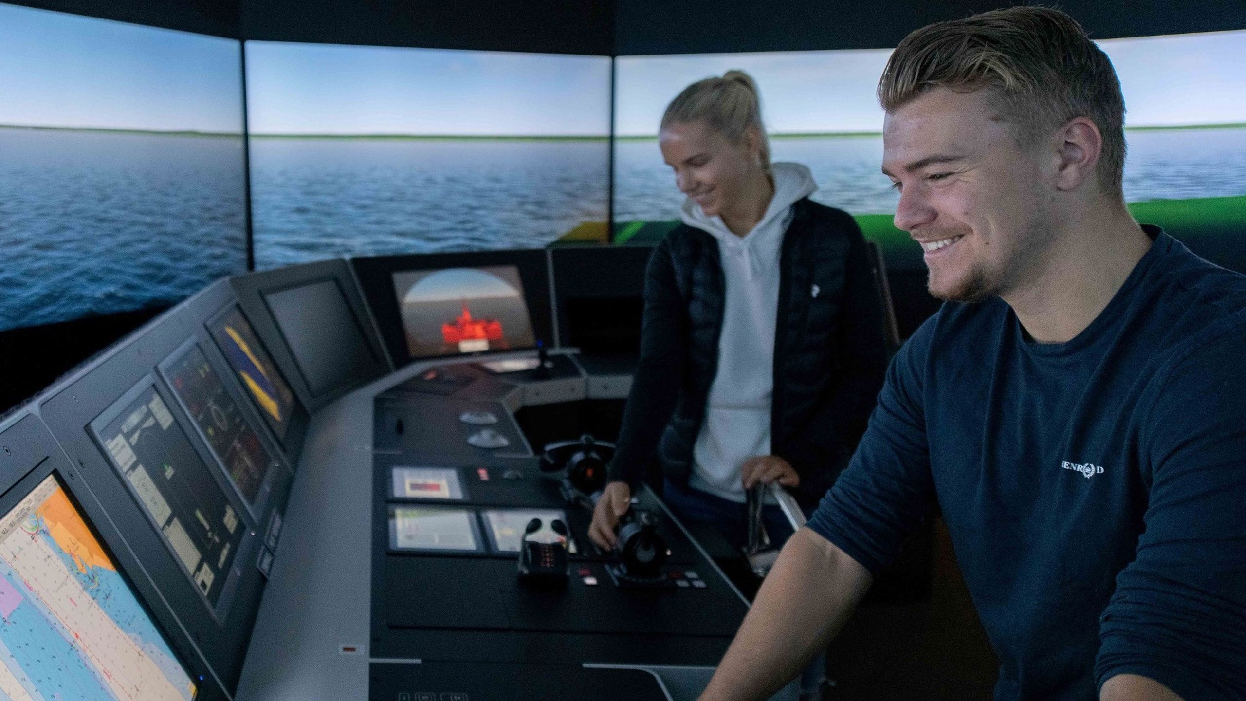 Studenter tester ut det å være styrmann til sjøs