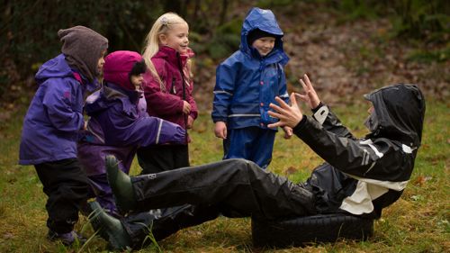 Barn og voksen leker utendørs