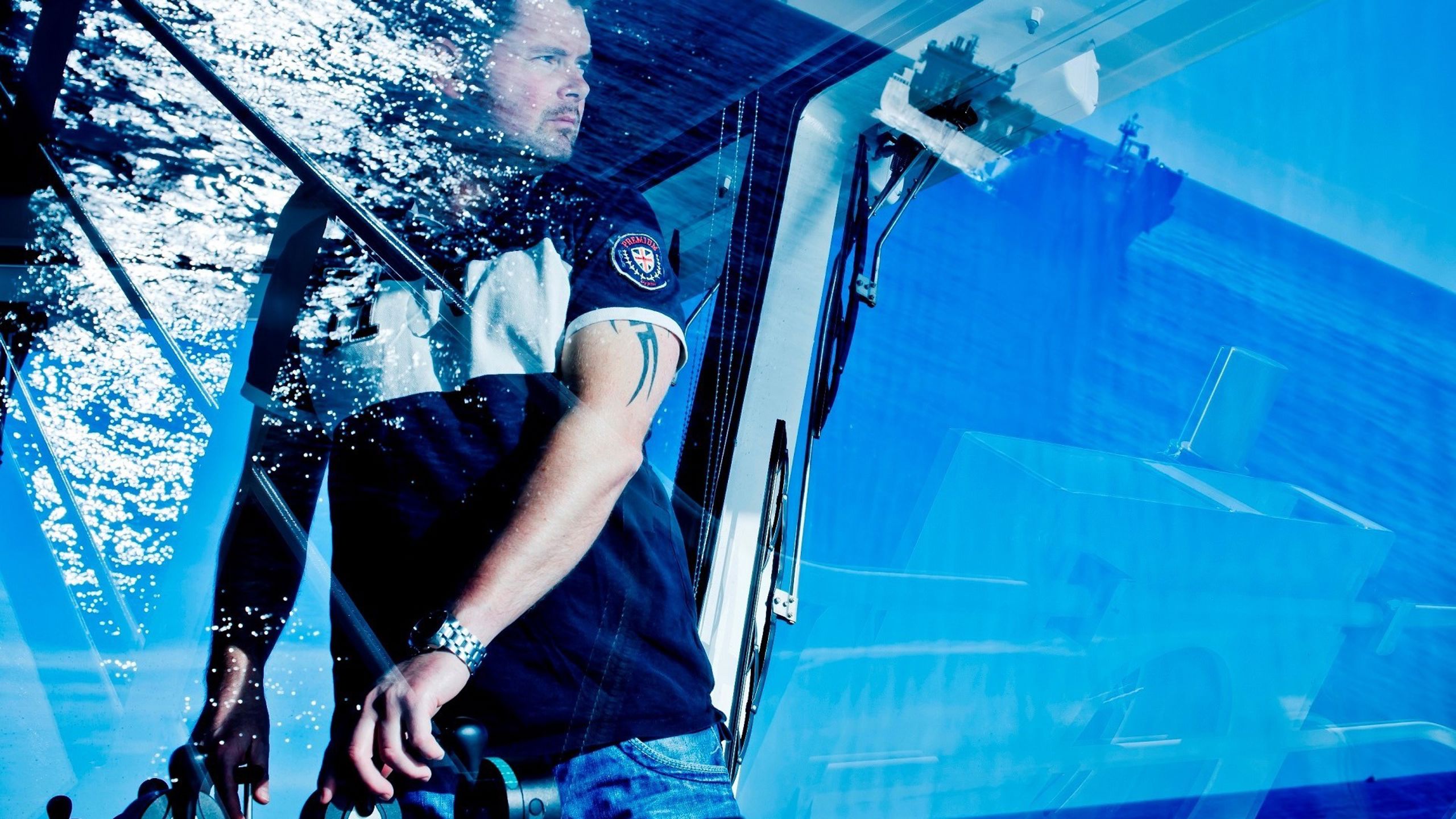 Mannleg student styrer eit skip og ser ut vindauge