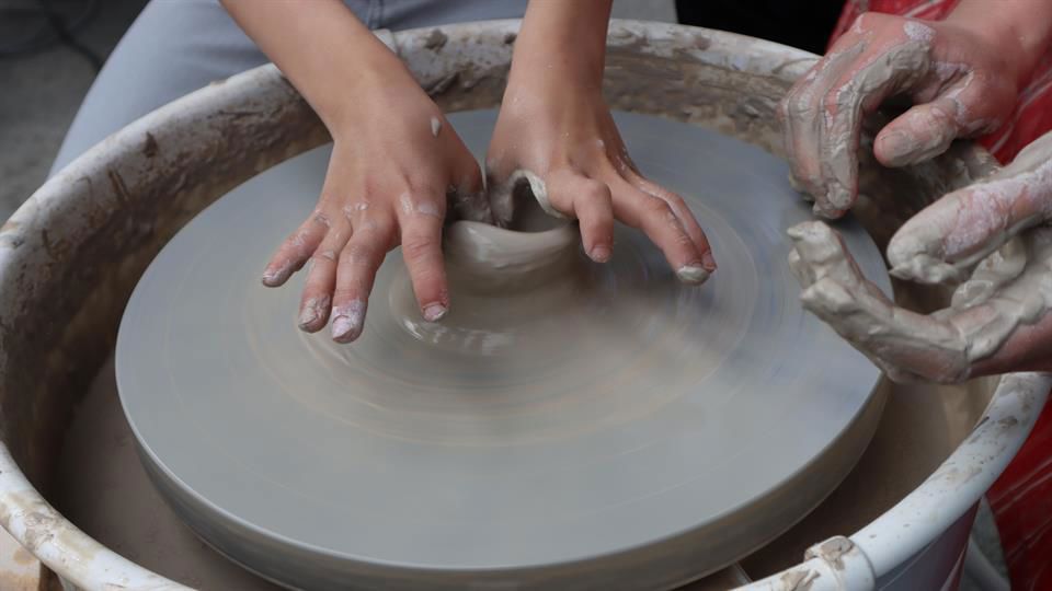 To sett med hender som arbeider med leire.