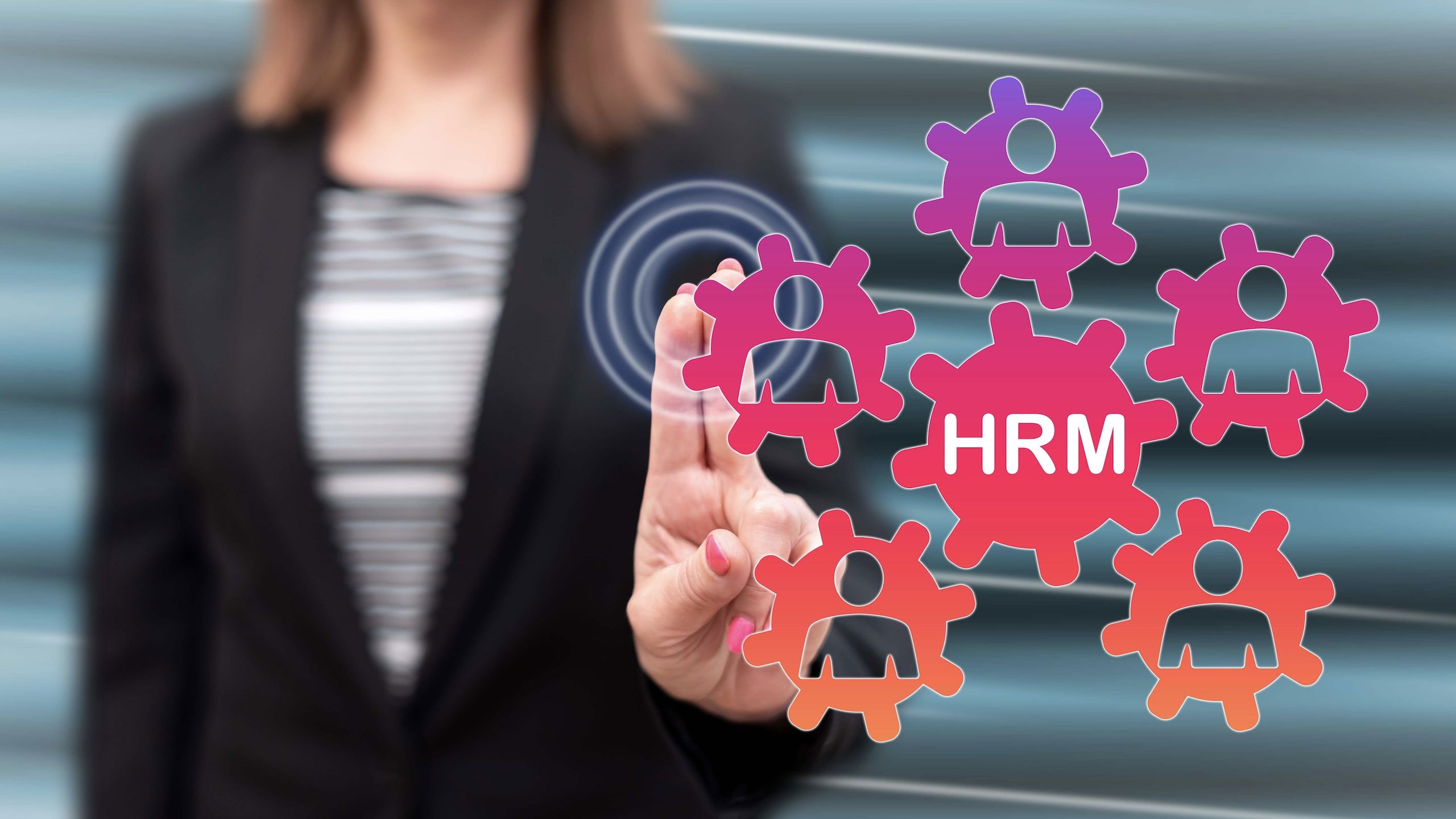 Kvinne i dressjakke holder to fingre opp mot HRM-symboler i sirkel.