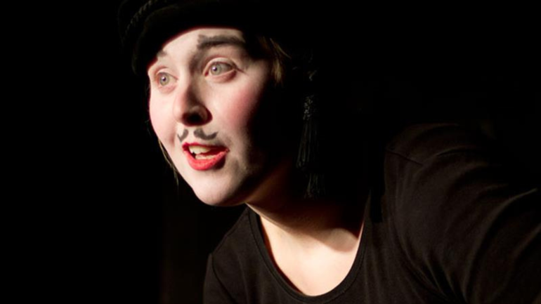 Ansiktet til en person som har sminket på en bart