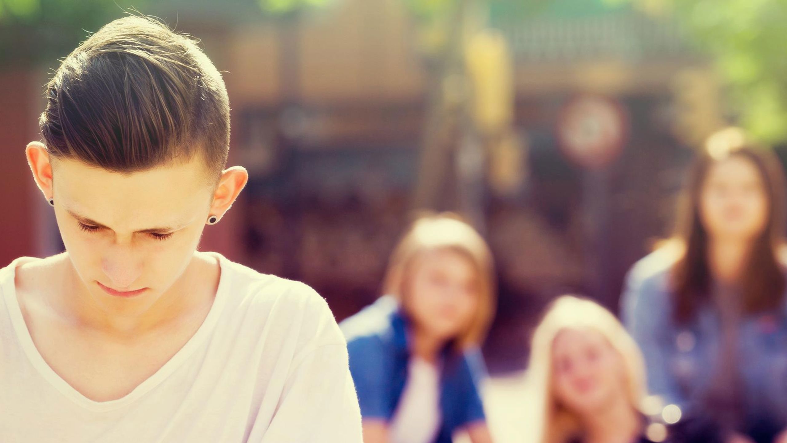 Person ser ned med mennesker i bakgrunnen