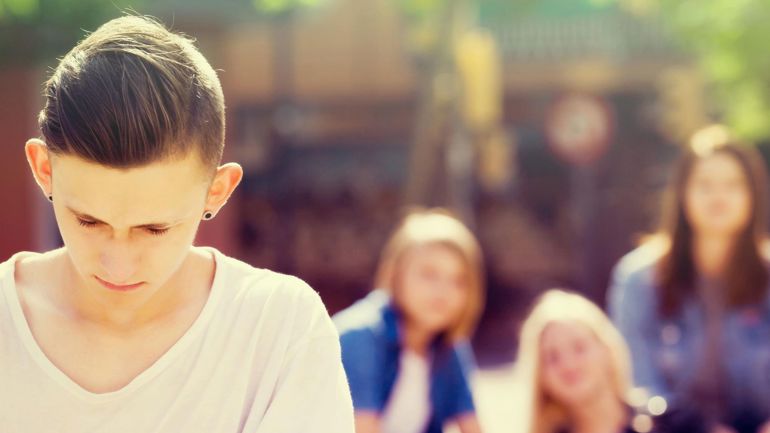 Person ser ned med mennesker i bakgrunnen