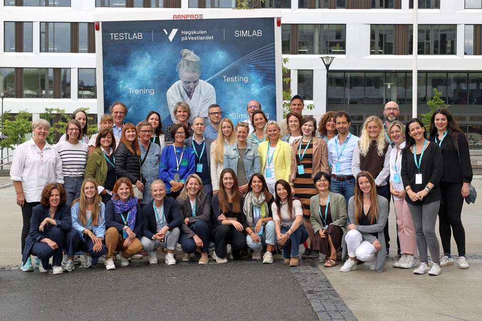 Deltakerne i det europeiske prosjektet EUVECA - European Platform for Vocational Excellence in Health Care. Her foran den nye simuleringstilhengeren til Høgskulen på Vestlandet, som skal reise rundt i Nordhordaland, slik at ansatte i helse- og omsorgstjenestene får lettere tilgang til simulering. Foto: Mauricio Pavez, Medielab, HVL.