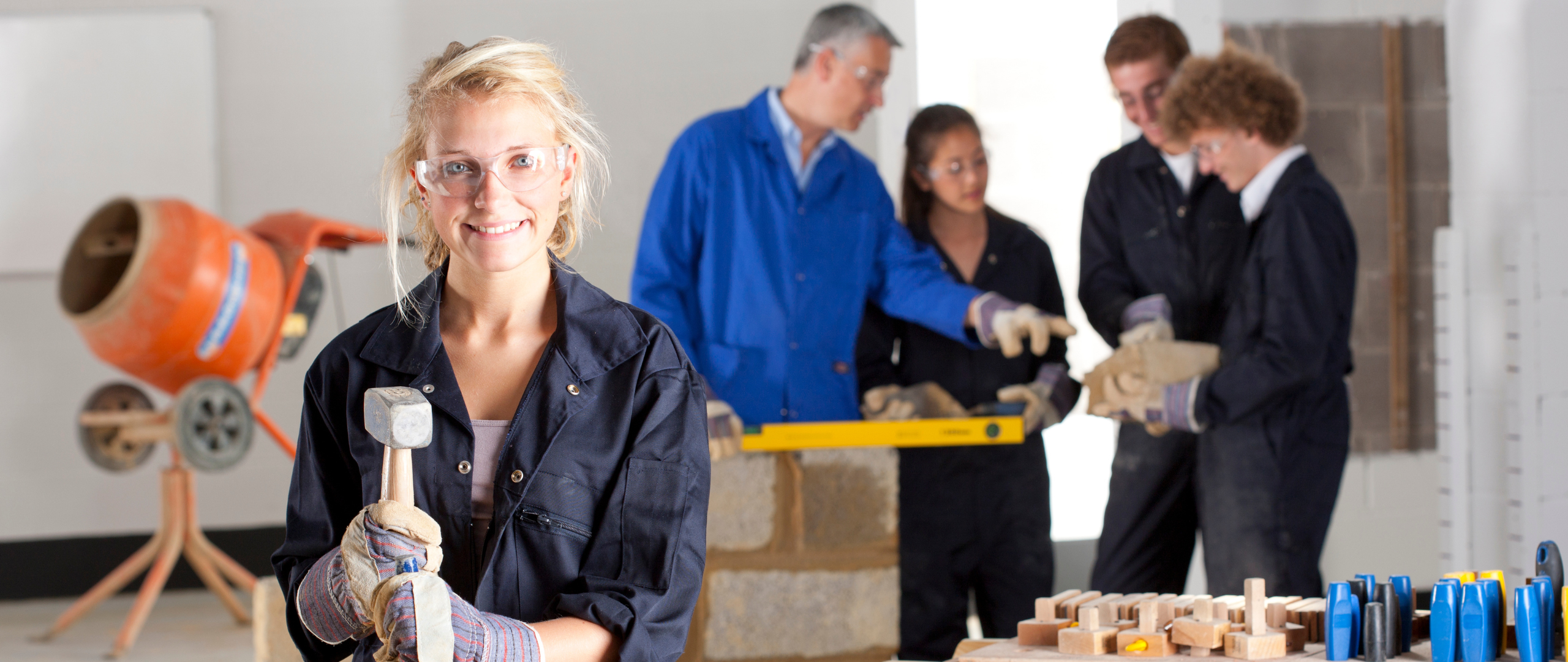 Dame med hammer og vernebriller.