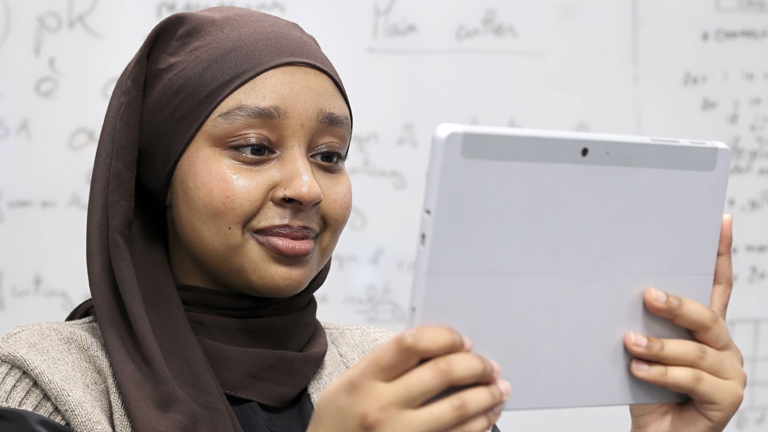 En kvinne som ser på et nettbrett.