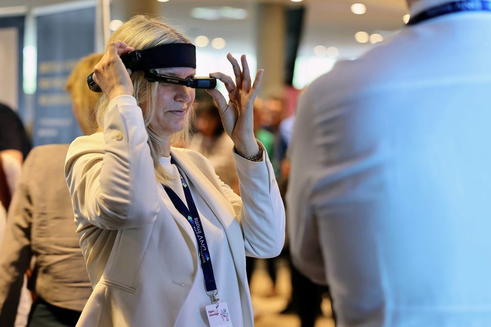 På konferansen Digital helse- dager fekk deltakerne teste ut ny teknologi og nye løsningar innanfor digital helse. Her en deltakere som prøver VR- briller.