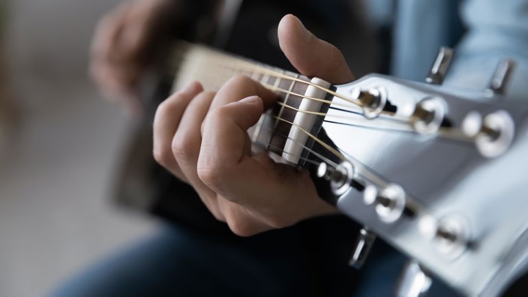 Person som spiller gitar