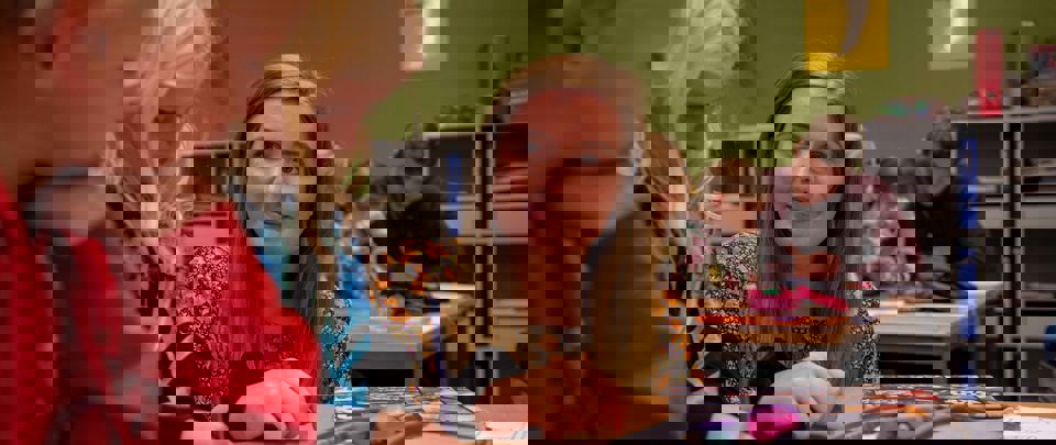 Student sammen med elev i klasserommet.