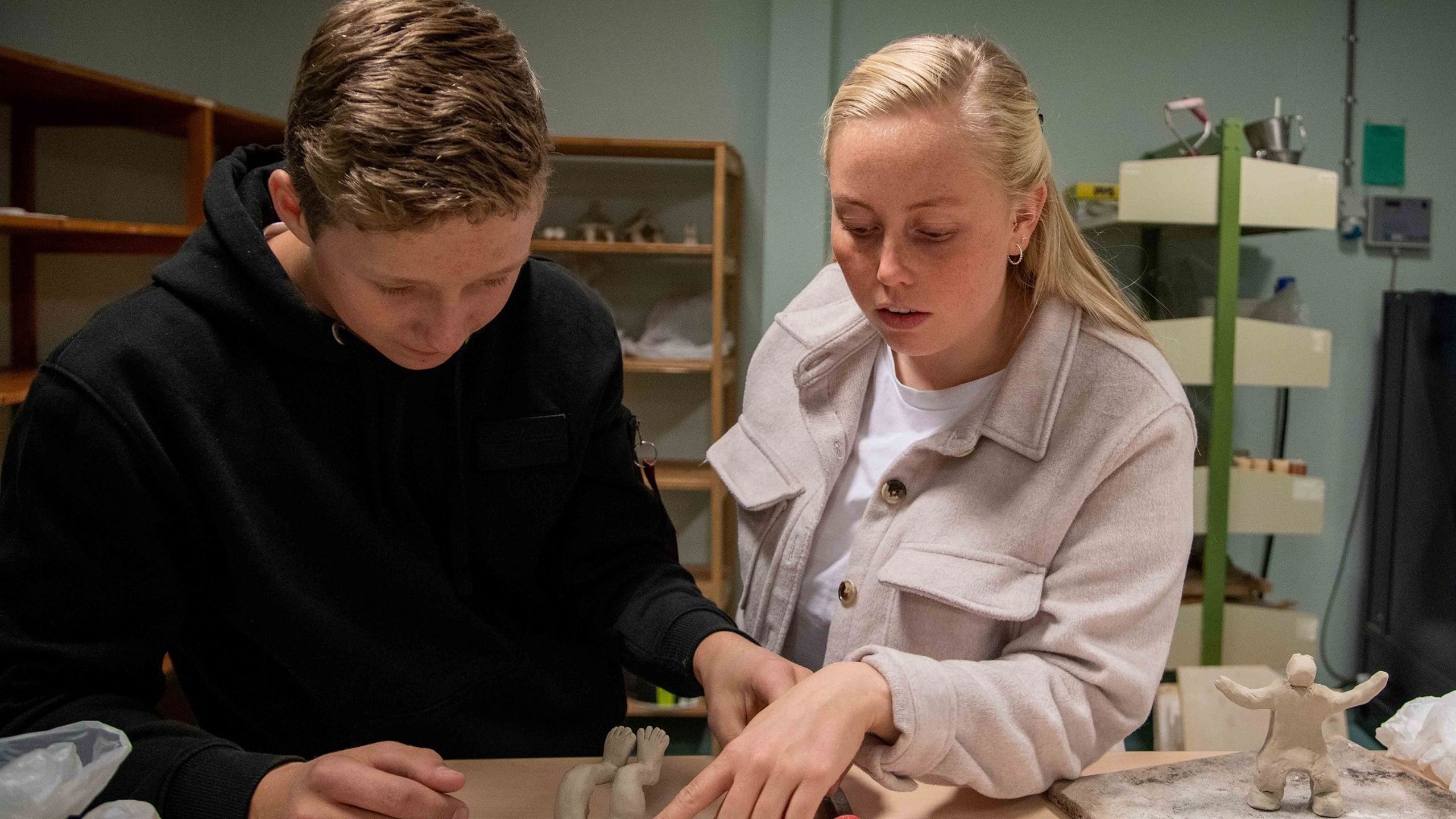 To elevar som samarbeider