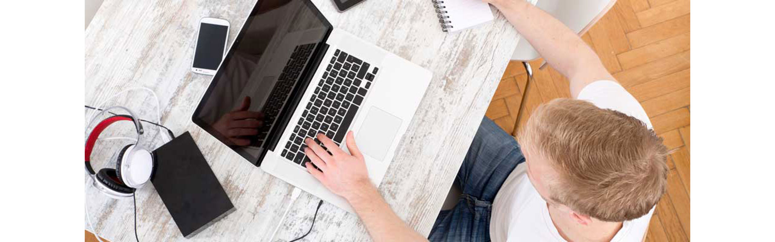 Mannleg student med pc.