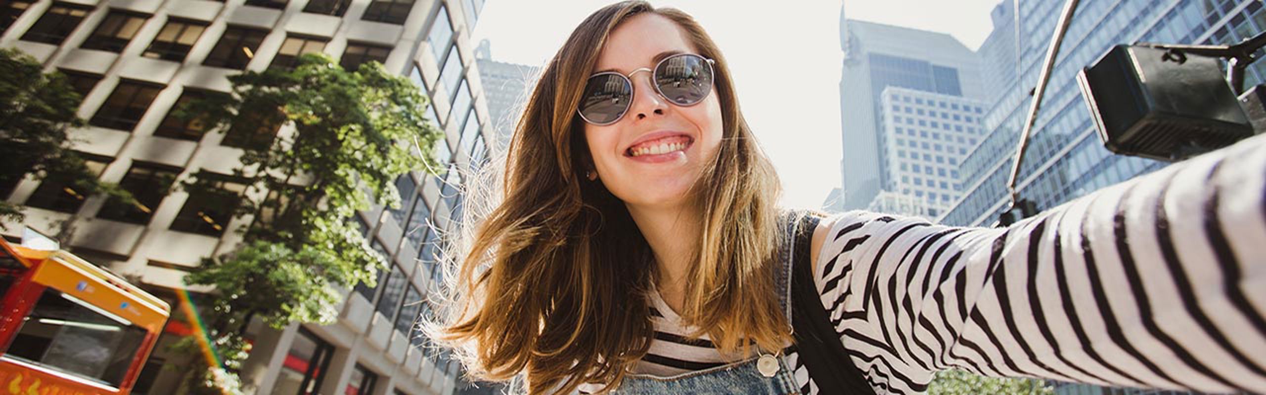 Jente som tar selfie i storby.